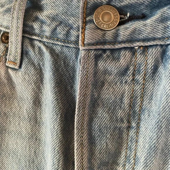 LEVI’S 501 distressed mid thigh shorts button fly light wash denim size 25 - Picture 3 of 6